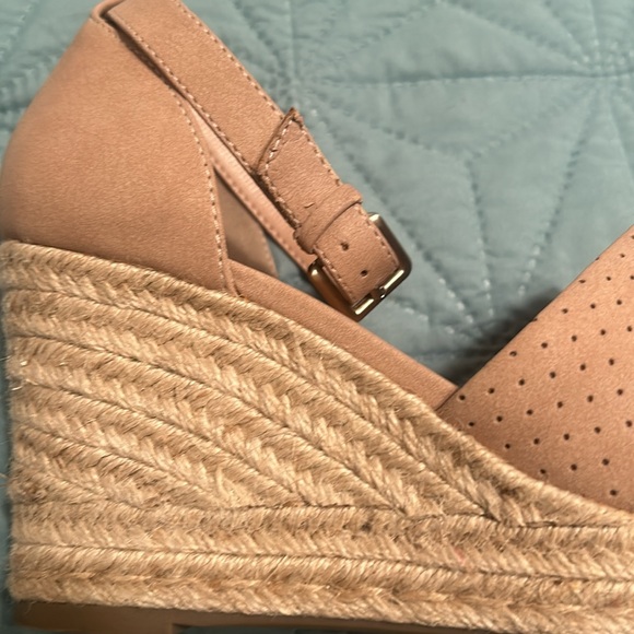 LIKE NEW! a.n.a. 3.5" wedge Brenda sandal in beige/light pink 9M w/ ankle strap - Picture 5 of 14